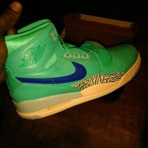 Meet your Posher, Derrick